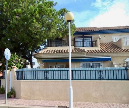 Foto 1 de Casa adossada en venda a calle Isla de Pascua de 4 habitacions amb terrassa i piscina