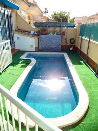 Foto 2 de Casa adossada en venda a calle Isla de Pascua de 4 habitacions amb terrassa i piscina