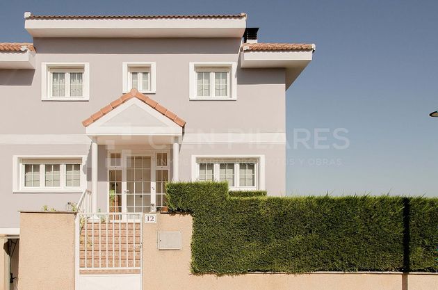 Foto 1 de Casa adossada en venda a avenida Aragón Casa de 4 habitacions amb terrassa i piscina