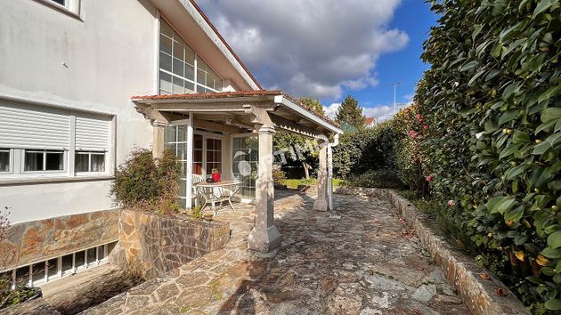 Foto 2 de Venta de chalet en O Milladoiro de 5 habitaciones con terraza y piscina
