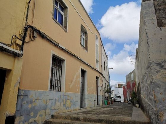 Foto 2 de Casa adossada en venda a calle Erizo de 6 habitacions amb terrassa
