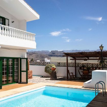Foto 1 de Xalet en venda a calle Archipielago Canario de 4 habitacions amb terrassa i piscina