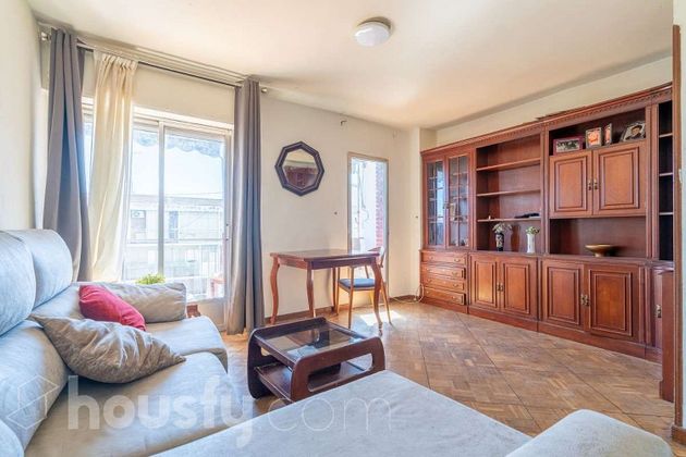 Foto 1 de Piso en alquiler en Valdezarza de 2 habitaciones con muebles y balcón