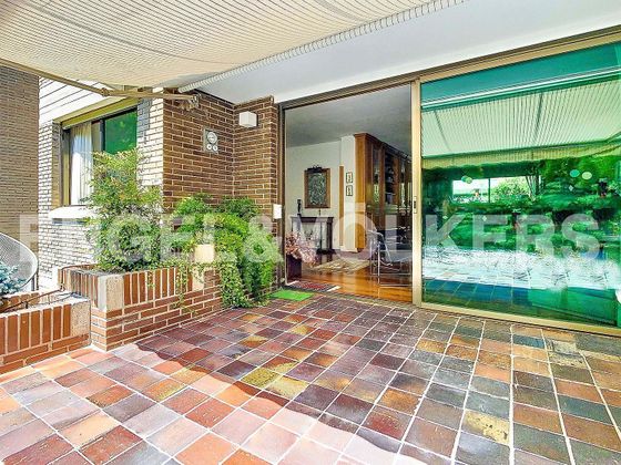 Foto 1 de Casa adossada en venda a Mirasierra de 7 habitacions amb terrassa i piscina