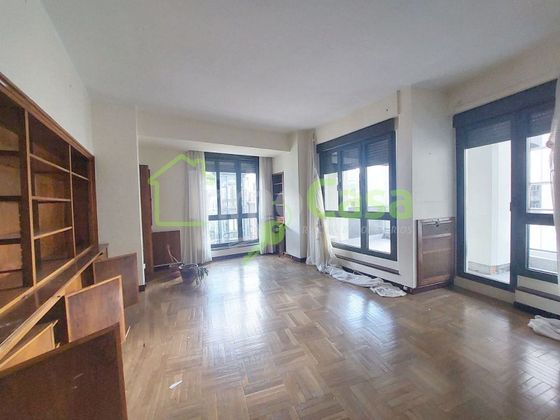 Foto 2 de Pis en venda a calle Uría de 5 habitacions amb terrassa i balcó
