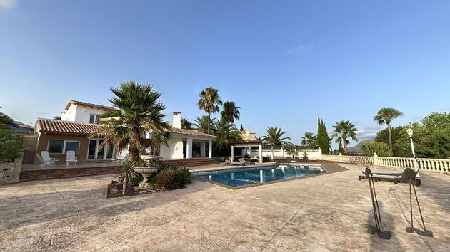 Foto 2 de Xalet en venda a calle De I'olivera de 5 habitacions amb terrassa i piscina