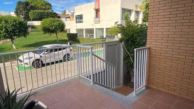 Foto 2 de Casa adossada en venda a Guardamar de 4 habitacions amb terrassa i piscina