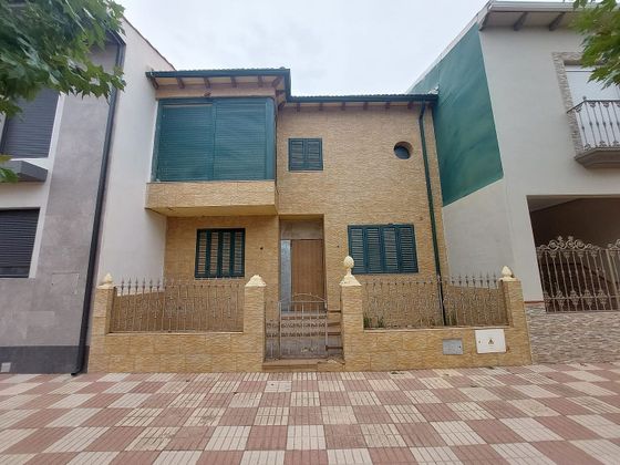 Foto 1 de Casa en venta en Montizón de 4 habitaciones con terraza y garaje