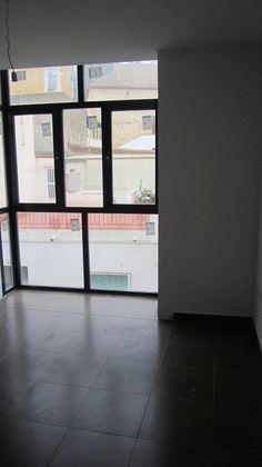 Foto 2 de Pis en venda a avenida De Octubre de 3 habitacions amb terrassa i aire acondicionat