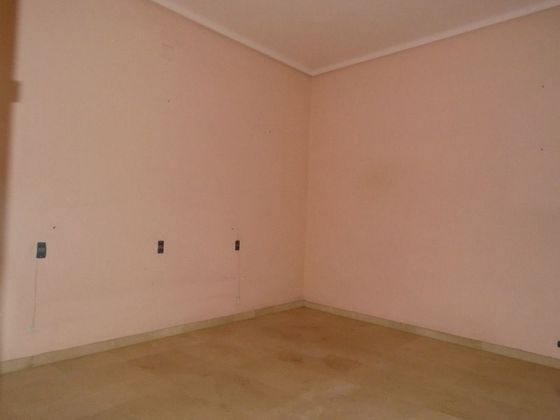 Foto 2 de Pis en venda a calle D'alloza de 4 habitacions i 148 m²