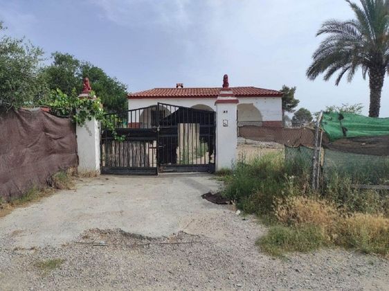 Foto 1 de Casa en venda a calle Sierra de Aracena de 4 habitacions amb piscina i jardí