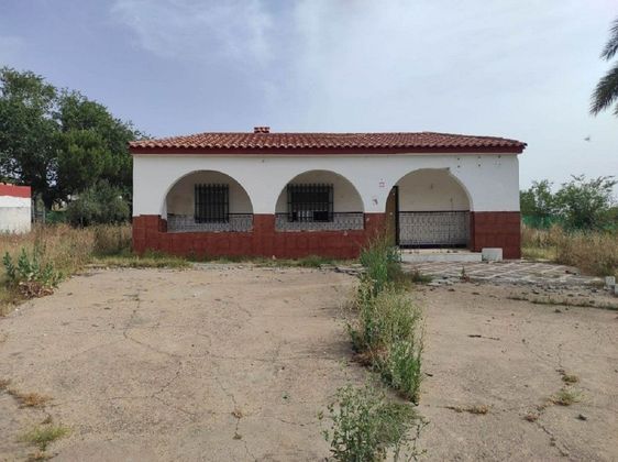 Foto 2 de Venta de casa en calle Sierra de Aracena de 4 habitaciones con piscina y jardín