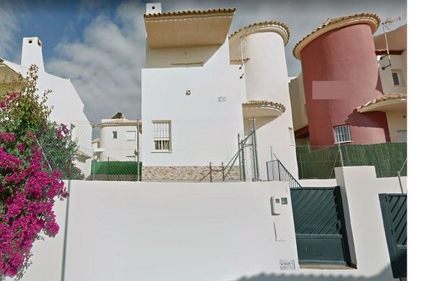 Foto 2 de Casa en venta en calle Isaac Peral de 3 habitaciones con terraza