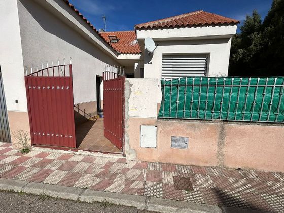 Foto 2 de Casa en venda a calle Clavel de 3 habitacions amb garatge i jardí