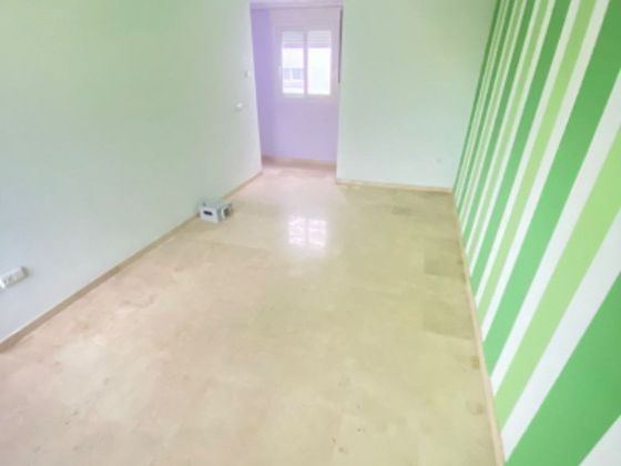 Foto 2 de Venta de piso en calle Joaquín Sama Naharro de 2 habitaciones con aire acondicionado y ascensor