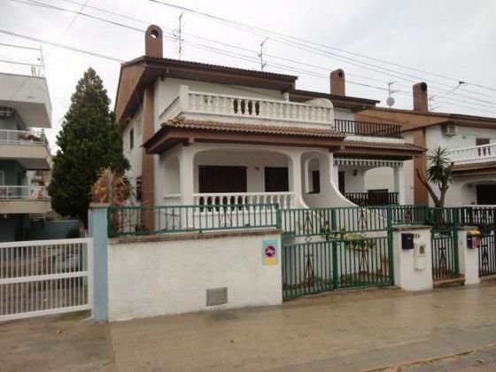 Foto 1 de Casa en venda a calle Hongria de 4 habitacions amb terrassa i balcó
