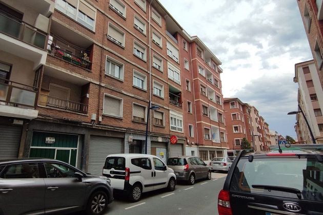 Foto 2 de Local en venta en calle Ortuño de Alango con terraza