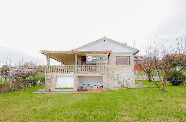 Foto 1 de Chalet en venta en Coruxo - Oia - Saiáns de 6 habitaciones con terraza y garaje