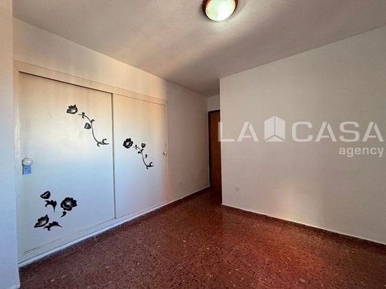 Foto 2 de Venta de piso en Montequinto de 4 habitaciones con terraza y piscina