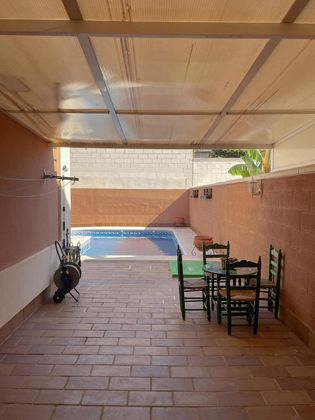 Foto 1 de Venta de casa en Montequinto de 3 habitaciones con piscina y jardín