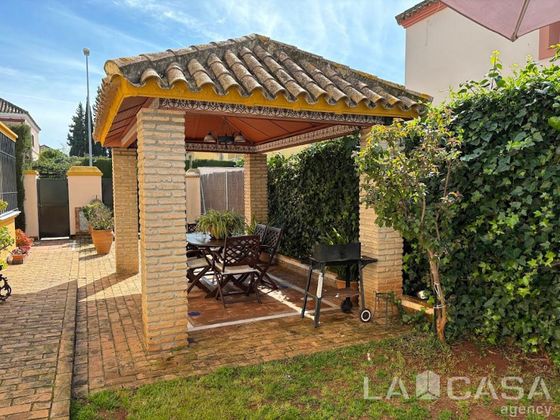 Foto 1 de Venta de casa en Montequinto de 4 habitaciones con terraza y piscina