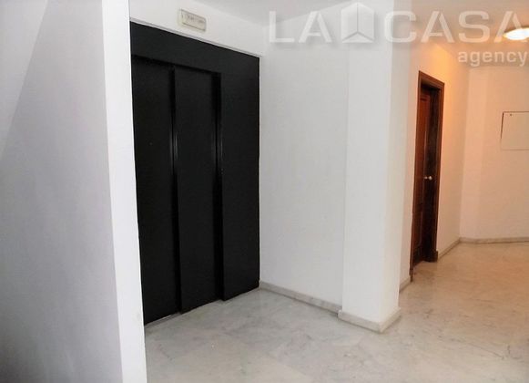 Foto 2 de Pis en venda a Ayuntamiento-Barrio Alto de 2 habitacions amb garatge i ascensor
