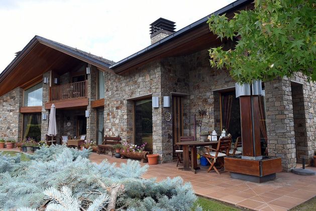 Foto 1 de Xalet en venda a Montferrer i Castellbó de 4 habitacions amb garatge i jardí