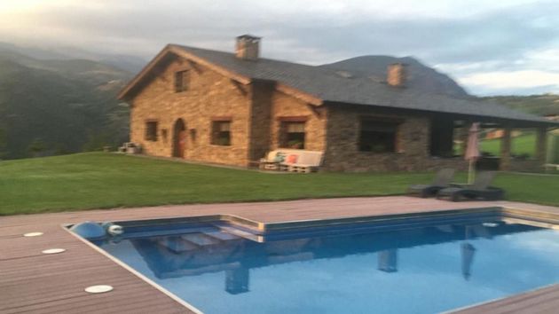 Foto 2 de Casa en venta en Alàs i Cerc de 5 habitaciones con piscina y garaje
