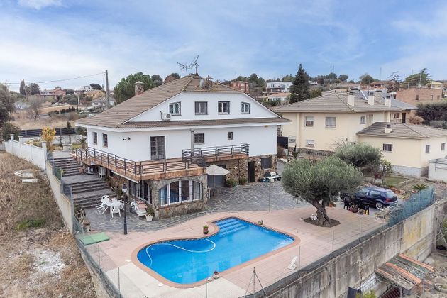 Foto 1 de Chalet en venta en Canovelles de 5 habitaciones con terraza y piscina
