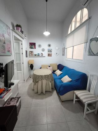 Foto 2 de Alquiler de piso en calle De Carmona de 2 habitaciones con muebles y aire acondicionado