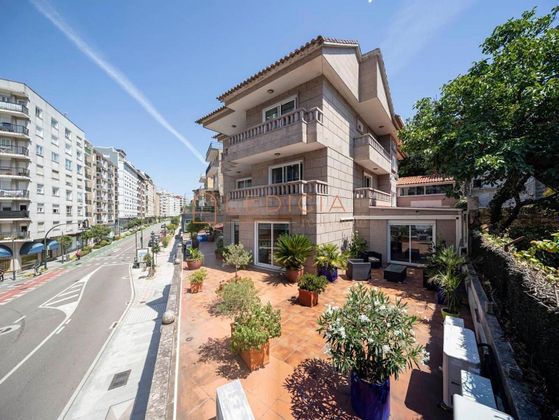 Foto 2 de Casa en venda a Praza Independencia de 5 habitacions amb terrassa i jardí