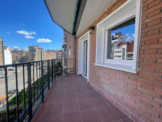 Foto 1 de Piso en alquiler en Valdezarza de 2 habitaciones con terraza y muebles