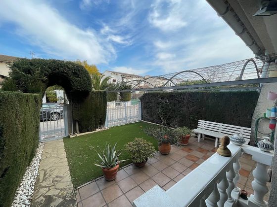 Foto 1 de Casa adosada en venta en calle Calderon de la Barca de 3 habitaciones con terraza y jardín