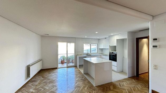 Foto 2 de Piso en venta en calle De Granada de 2 habitaciones con terraza y aire acondicionado