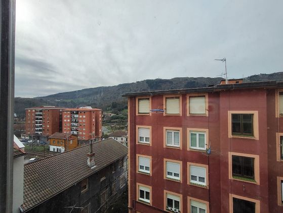 Foto 2 de Venta de piso en Valle de Trápaga-Trapagaran de 3 habitaciones con terraza y calefacción