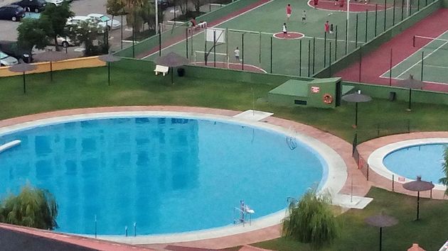 Foto 2 de Piso en venta en Valdelagrana de 2 habitaciones con terraza y piscina