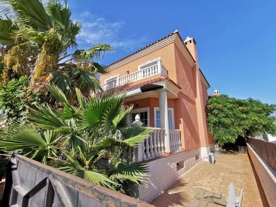 Foto 1 de Venta de casa adosada en Almoradí de 4 habitaciones con terraza y piscina