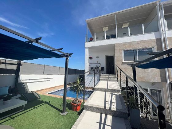 Foto 1 de Casa adosada en venta en Daya Nueva de 3 habitaciones con terraza y piscina