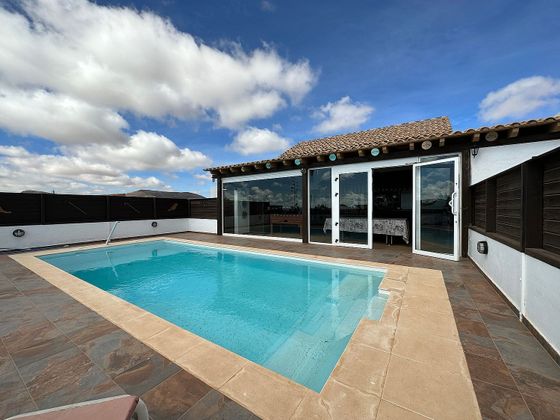 Foto 1 de Casa rural en venda a calle La Asomada de 4 habitacions amb terrassa i piscina