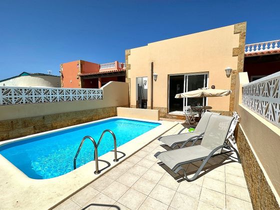 Foto 1 de Venta de casa adosada en avenida Corralejo Grandes Playas de 3 habitaciones con terraza y piscina
