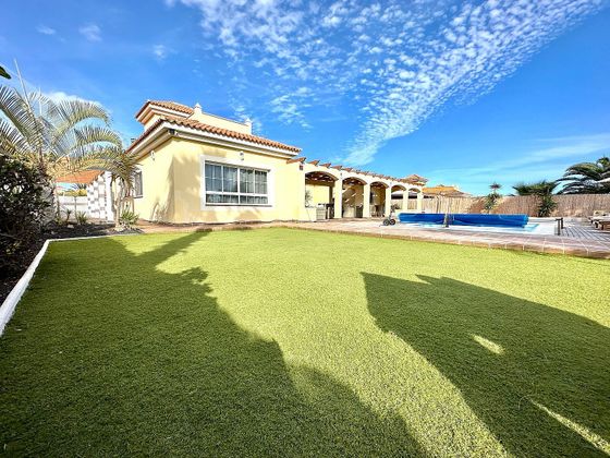 Foto 2 de Chalet en venta en Caleta de Fuste de 3 habitaciones con terraza y piscina