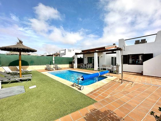 Foto 1 de Xalet en venda a Caleta de Fuste de 3 habitacions amb terrassa i piscina