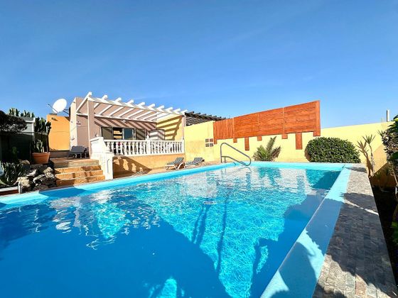 Foto 2 de Casa adosada en venta en Caleta de Fuste de 3 habitaciones con terraza y piscina
