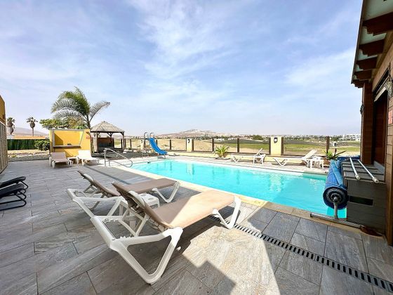 Foto 1 de Chalet en venta en Caleta de Fuste de 4 habitaciones con terraza y piscina