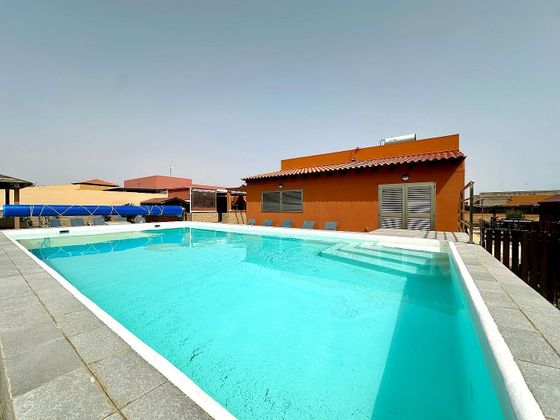 Foto 1 de Chalet en venta en Caleta de Fuste de 5 habitaciones con terraza y piscina