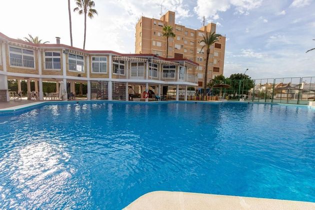 Foto 2 de Chalet en venta en Playa de los Locos de 5 habitaciones con terraza y piscina