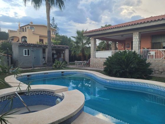 Foto 1 de Xalet en venda a Madrigal de 4 habitacions amb terrassa i piscina