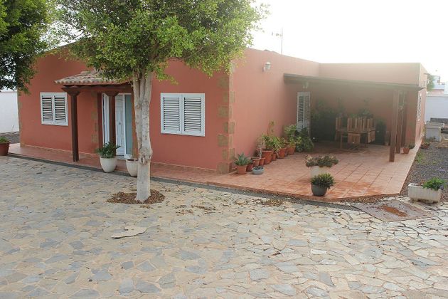 Foto 1 de Chalet en venta en Tefía-Tetir de 4 habitaciones con terraza y garaje