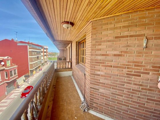 Foto 1 de Venta de piso en calle Odón Alonso de 4 habitaciones con terraza y balcón