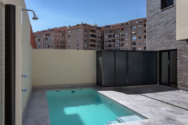 Foto 1 de Casa en venda a calle La Haya de 5 habitacions amb terrassa i piscina
